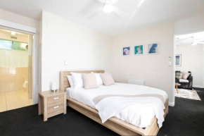 CBD apartment by the park. WiFi and Parking